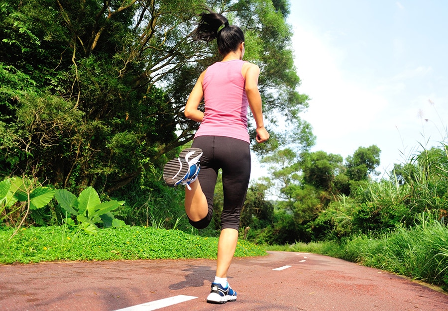 Harderlopen vrouw bebosing fietspad
