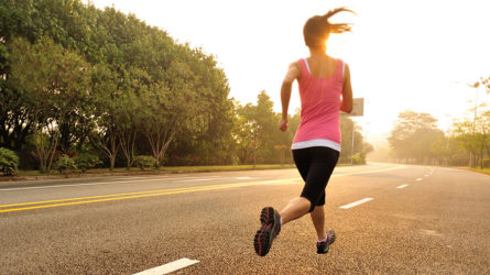 Hardlopen vrouw zonlicht uitgelichte afbeelding