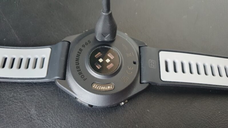 Garmin Forerunner 965 aan kabel
