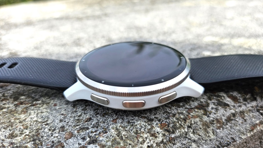 Garmin Venu 3 zijkant knoppen driekwart