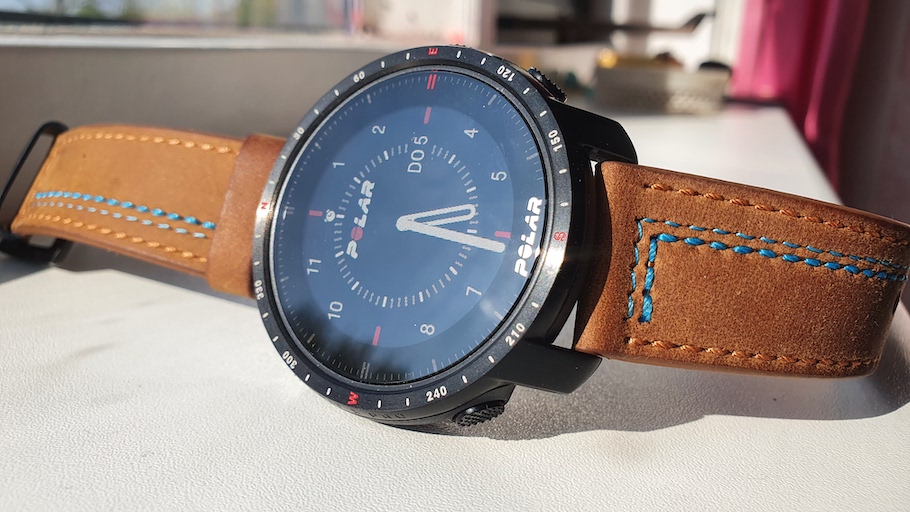 Polar Grit X Pro zijkant driekwart saffierglas